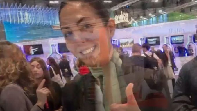 la chica del escalón