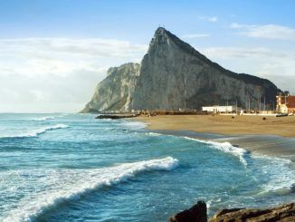 Gibraltar vierte aguas residuales sin tratar, amenazando las playas andaluzas
