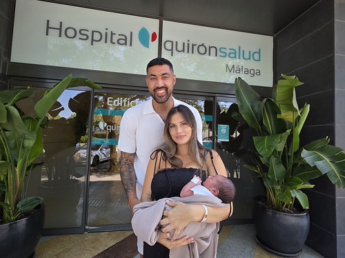 El jugador de baloncesto Augusto Lima y su mujer, padres de un niño en el Hospital Quirónsalud Málaga El jugador de baloncesto Augusto Lima y su mujer, padres de un niño en el Hospital Quirónsalud Málaga