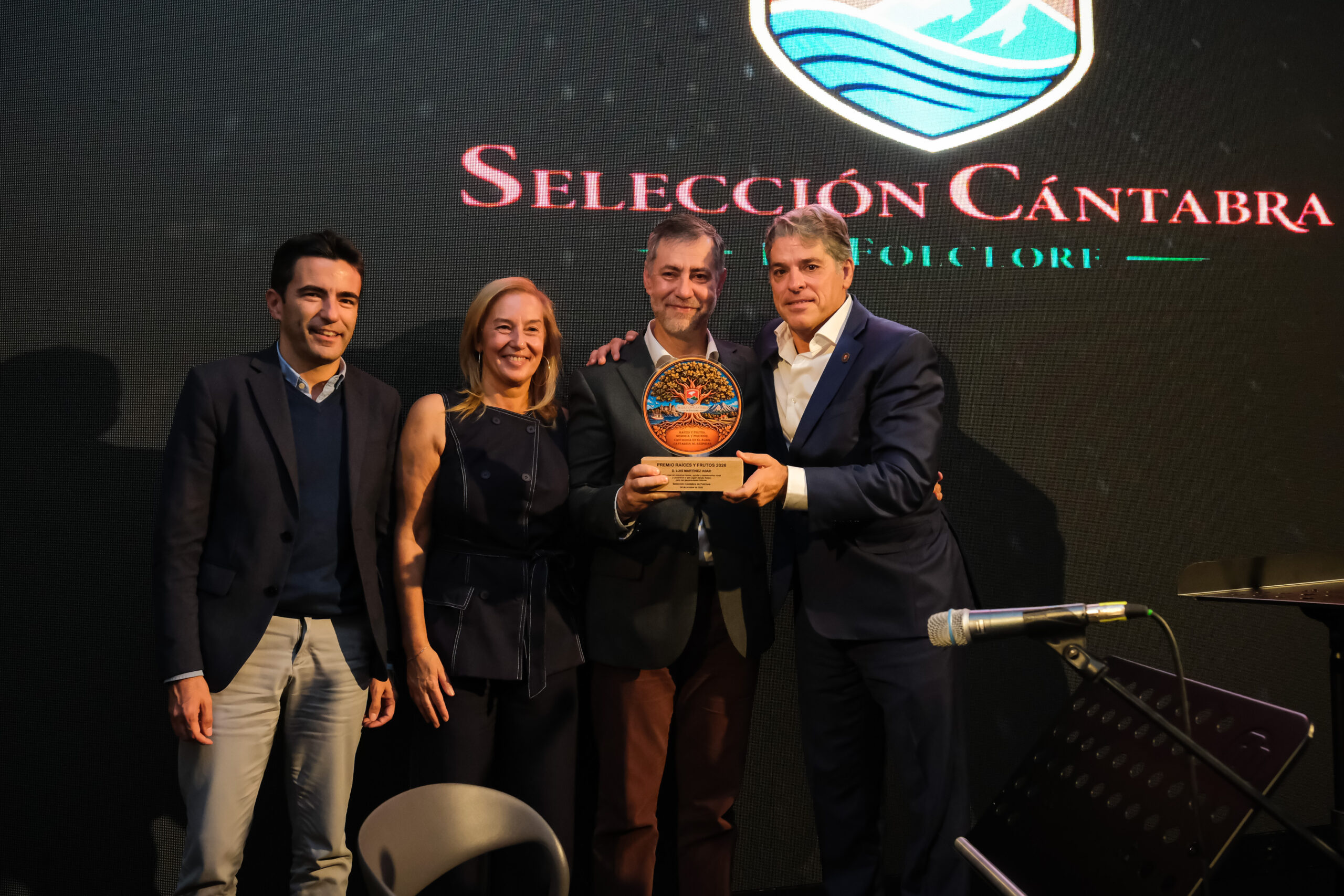 La Selección Cántabra de Folclore celebra su primera gala y reconoce a Luis Martínez Abad con el Premio «Raíces y Frutos» La Selección Cántabra de Folclore celebra su primera gala y reconoce a Luis Martínez Abad con el Premio «Raíces y Frutos»